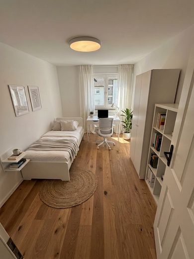 3 Zimmer Wohnung als WG zu vermieten – Zimmer 1 möbliert