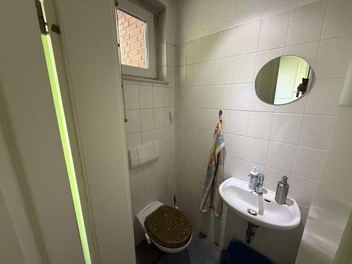 Großzügiger Resthof mit zwei Wohneinheiten, umfangreichen Nutzflächen und vielfältigem Entwicklungspotenzial – EG - Gäste WC