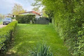 Ferienhaus mit Bootsplatz und Motorboot / Trailer – Parkplatz / Spielwiese