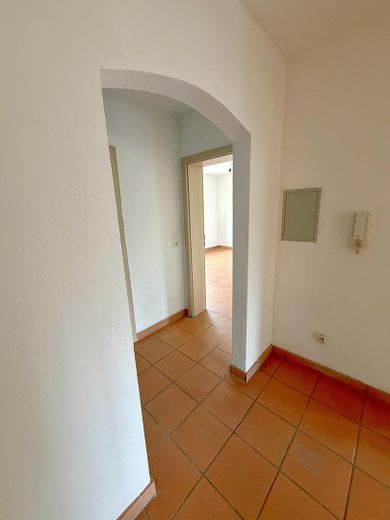 Wolne od zaraz i bez prowizji: przestronne 2-pokojowe mieszkanie z loggią od południowego zachodu i miejscem postojowym – Flur, Blick Schlafzimmer