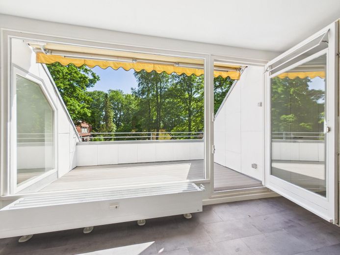 Lichtdurchflutete Dachgeschoss-Oase – Ruhe & Privatsphäre in Klein Flottbek – Balkon