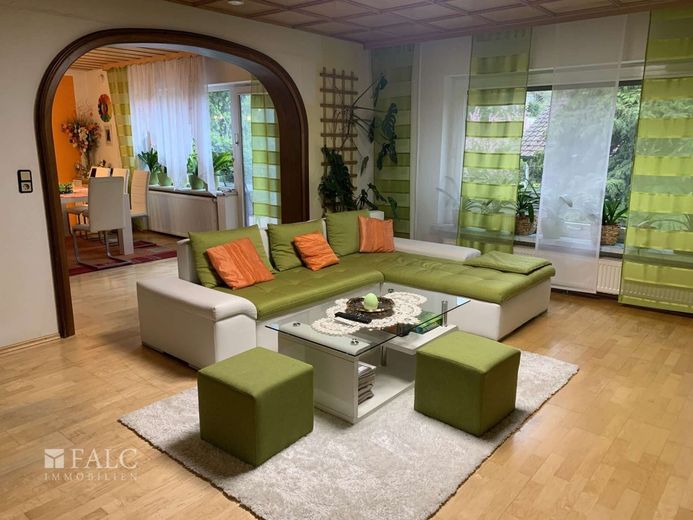 Mehrgenerationenhaus mit Wohlfühlfaktor und viel Raum zur Entfaltung – Wohnzimmer