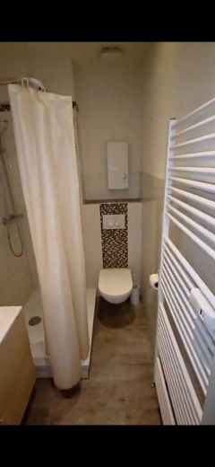 Schöne helle 2 Zimmerwohnung mit Stuckdecken – Bad I