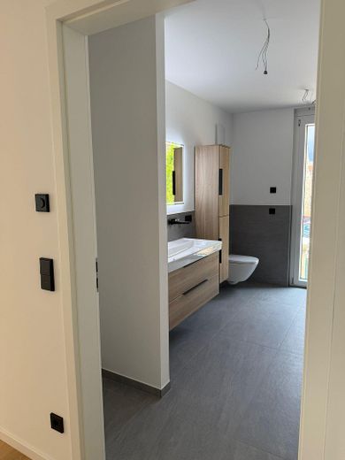 Stilvolle, neuwertige 3,5-Raum-Wohnung mit geh. Innenausstattung mit Balkon und EBK in Neckarsulm – Badezimmer