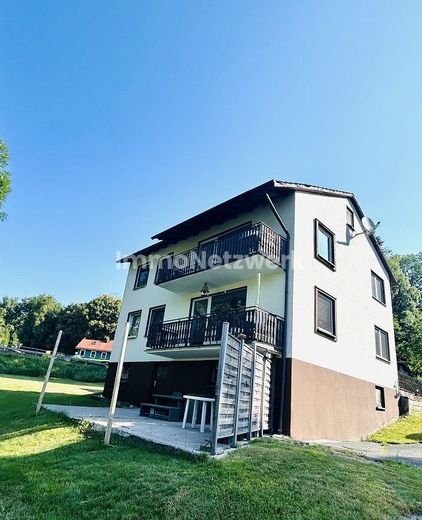 ***Zweifamilienhaus mit atemberaubendem Weitblick ins Grüne - Ländliche Idylle bei Münchberg*** – Rückseite Gesamt 1