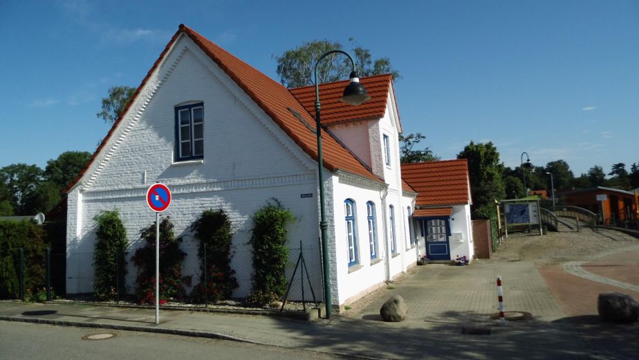 WASSERGRUNDSTÜCK - BOOTFAHREN BIS ZUR OSTSEE – Wohnhaus Südseite