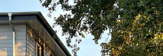 Zufahrt mit Tor zu den Lagern