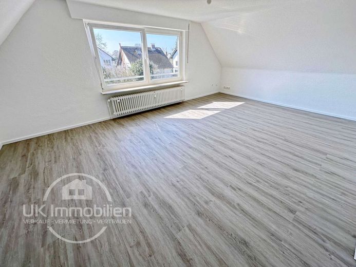 Erstbezug nach Sanierung 2,5-Zi-Whng im Dachgeschoss mit Gartenidylle – Wohnzimmer