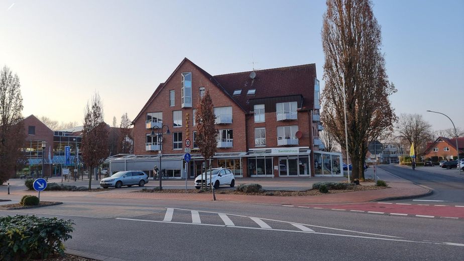 Consultorio/oficina de 86 m² en el centro de Spelle: médico, terapia, cosmética, despacho – ascensor, sin comisión – Hausansicht Markelo-Platz 7