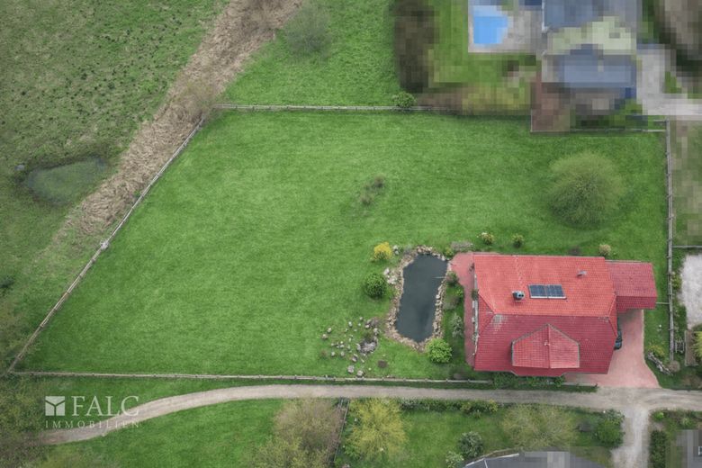 Exklusives Anwesen mit Innenpool, Galerie und unverbaubarem Naturpanorama – Vogelperspektive