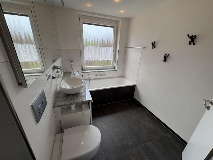 Zuhause fühlen in Reihenmittelhaus in ruhiger, familiärer Lage – OG Badezimmer
