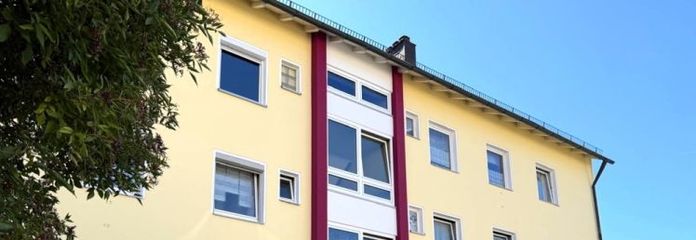 Eigennutzung oder Kapitalanlage: Freie 3-Zimmer-Wohnung in Hof mit Balkon, Garage und Grünblick