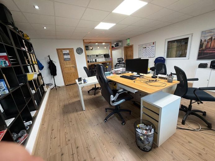 Lager- und Produktionshalle mit Büro – Büro