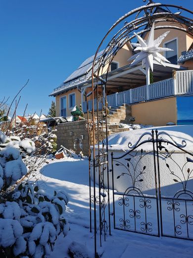 Orman kıyısında sakin bir konumda sıra dışı bir ev. Havuzlu, jakuzili ve uzak manzaralı eşsiz bir mülk. – Pool im Winterschlaf