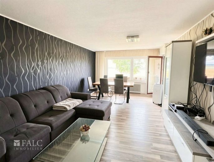 Gut geschnittene 4-Zimmer-Wohnung mit Tiefgaragenstellplatz im Wohnpark – Wohnzimmer