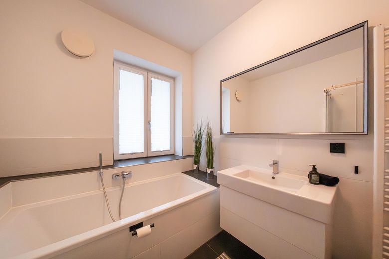 Frisch saniert & bezugsfertig I 3-Zimmer I Einbauküche I riesiger Sonnenbalkon - von privat – Bad