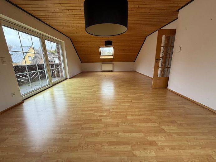Gepflegtes Zweifamilienhaus mit freier Dachgeschosswohnung, großem Südgarten und Garage – Foto 12