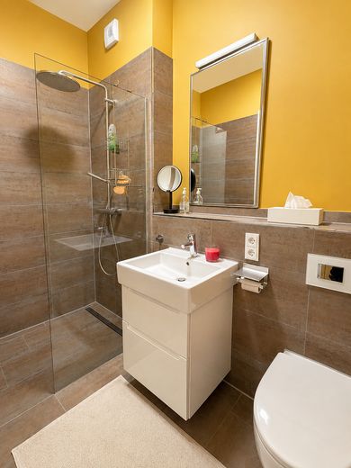 Luxus-Penthouse mit Skyline Blick – Gästebad