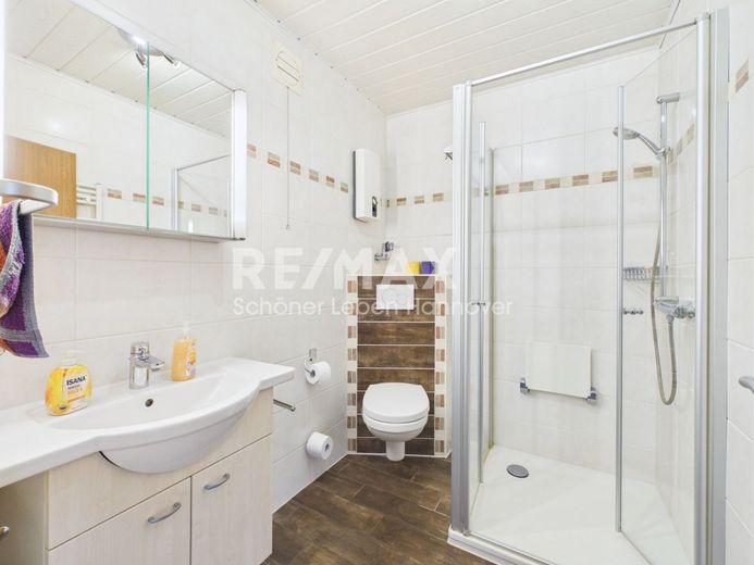 Renovierungsbedürftige 3- Zimmer Wohnung mit sonniger Loggia – Badezimmer