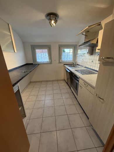 Frisch renovierte 3 Zimmer Wohnung Dachgeschoss nahe Stadtpark zur Erholung für Familen und Paare – Küche