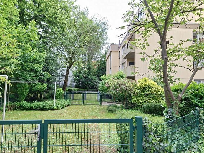 CITYHOUSE: Gepflegte 2 Zimmer Wohnung mit großem Balkon, Keller und TG Stellplatz in zentraler Lage – Gemeinschaftsgarten