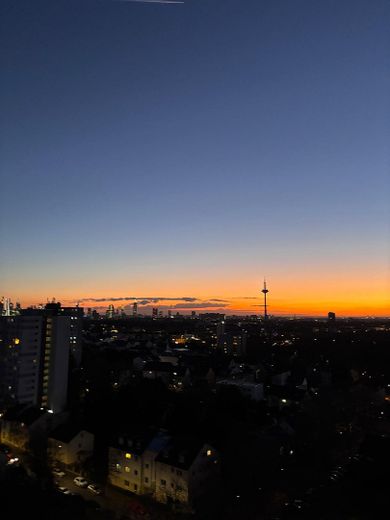 Nad dachami Frankfurtu: mieszkanie 2-pokojowe na 15. piętrze z widokiem na panoramę miasta i balkonem – Zdjęcie 13