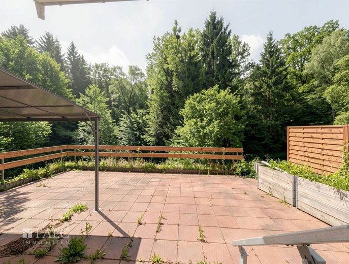 Ruhig gelegene Doppelhaushälfte mit viel Platz und Naturteich – Terrasse