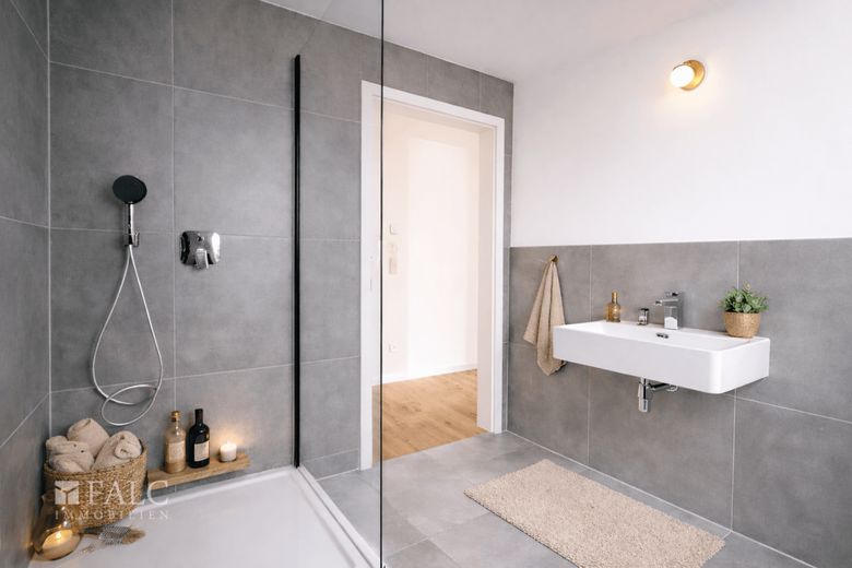 SAARN: Licht, Luft und Loft-Feeling - sanierte 3-Zimmer-Dachgeschosswohnung mit Balkon – Badezimmer (Einrichtungsbeispiel)