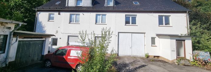 Edificio residencial con 4 unidades de vivienda, amplia parcela ajardinada y de patio, así como edificio comercial independiente – Haus, Garagen, Hof