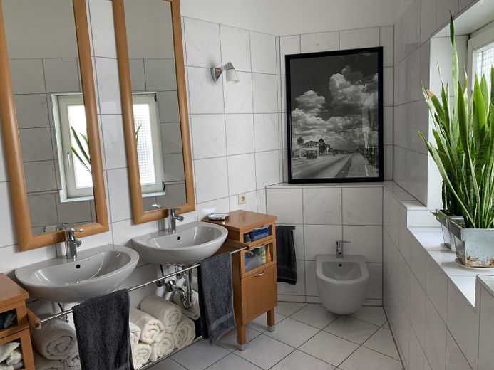 Außergewöhnliche 248 qm große Maisonette-Wohnung (4.OG & DG) mit Terrasse/Balkon/Loggia nahe Ku´damm – Bad im DG
