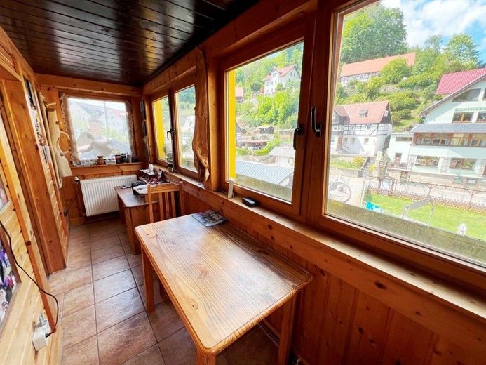 RUHIGES EINFAMILIENHAUS IN GEFRAGTER LAGE – große, beheizte Veranda