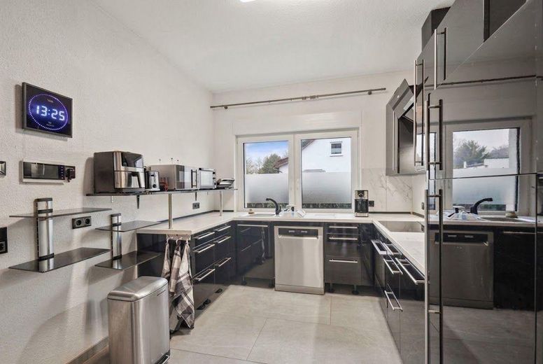 127 m² PRIVATES WOHNEN MIT EIGENEM POOL & GARTEN – 2 GARAGEN + 1.920 € KALTMIETEINNAHMEN – Hochparterre Küche