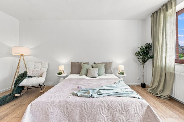 Emménagez immédiatement et sentez-vous chez vous – appartement de deux pièces avec cuisine et salle de bains, fraîchement rénové, à 26123 Oldenburg-Donnerschwee – Schlafzimmer Bett