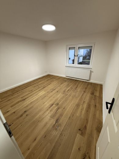 Frisch renovierte 3-Zimmer-Wohnung mit Südbalkon, Garage & Top-Potenzial – Schlafzimmer unmöbliert