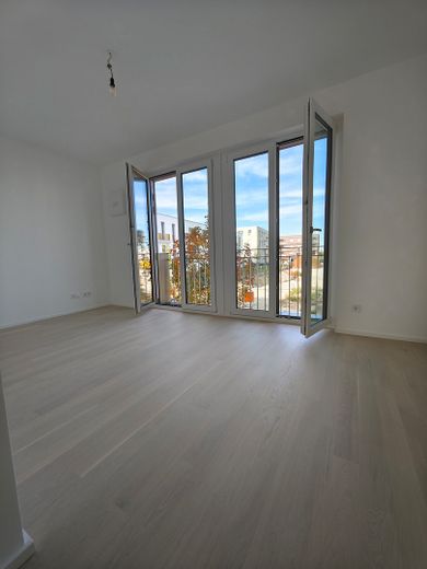 2 Zi-Wohnung Erstbezug ab 1.11. fußläufig 8 min zu U-und S-Bahn – Schlafzimmer Fensterfront