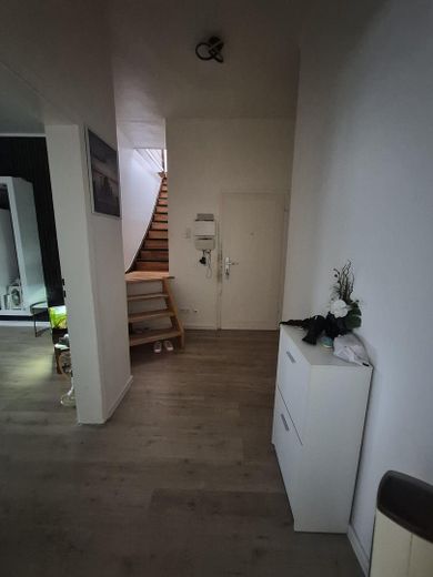 4,5 odalı dubleks daire, 2. üst kat, yeni banyo, sakin konum – Flur im 2. OG - Treppe zum DG