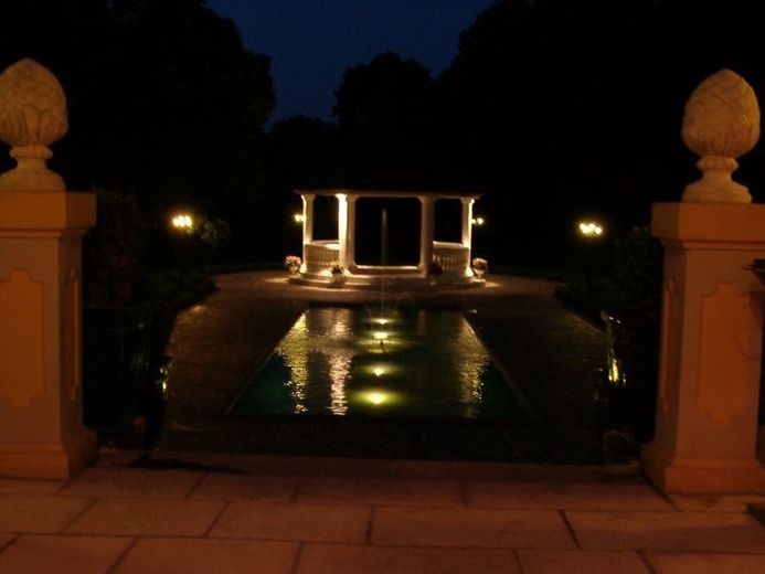 Nachtansicht Pool & Pavillon 