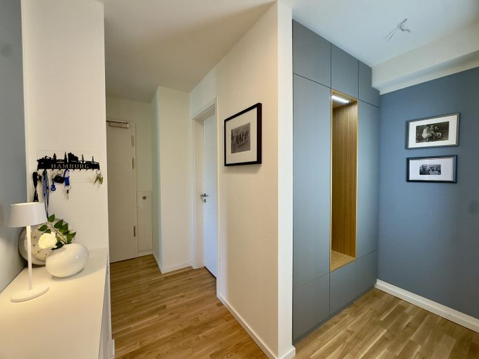 Penthouse im Staffelgeschoss mit großzügigem Wohnbereich, Balkon und hochwertiger Ausstattung – Flur / Einbaugaderobe 