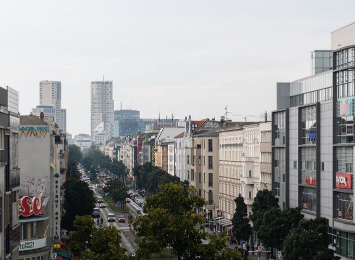 Recién reformado. Disponible para entrar y sin comisión. Lujo en un edificio antiguo en pleno centro de la ciudad. – Ausblick Balkon n. li.