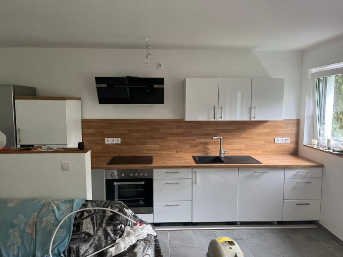 Helle 2-Zimmer-Erdgeschoss-Einliegerwohnung (60m2) – ALLES inklusive ab 15. Juli frei – Küche (optional)