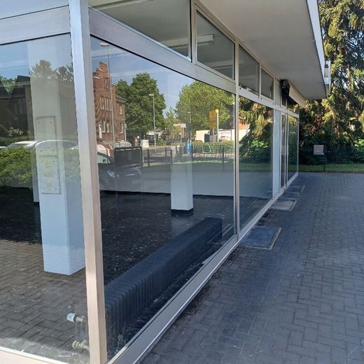Hannover: Ladenlokal mit 77m² und großen Schaufenstern-Parkplätze vor der Tür – Schaufenster