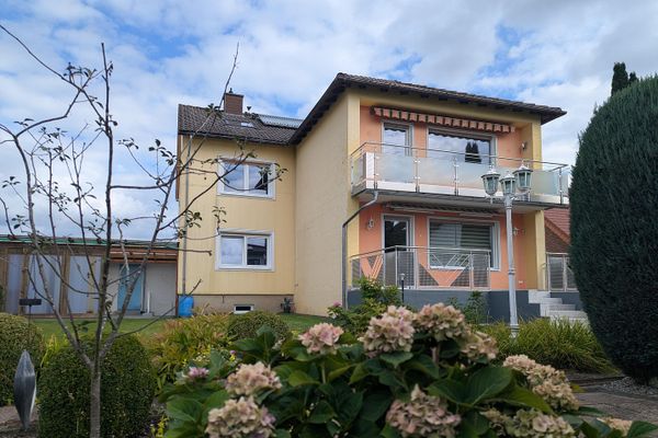 Spaziosa casa bifamiliare con 2 zone abitative, giardino e molto spazio per la famiglia