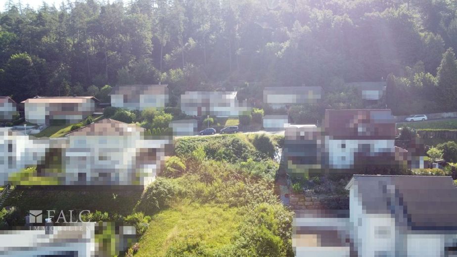 Sonniges Hanggrundstück mit traumhafter Aussicht – Luftaufnahme Wohngebiet
