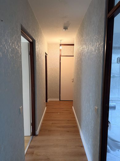 Beaucoup d’espace pour vos idées : 4 pièces avec loggia exposée ouest – sans commission à Hummelsbüttel – Flur