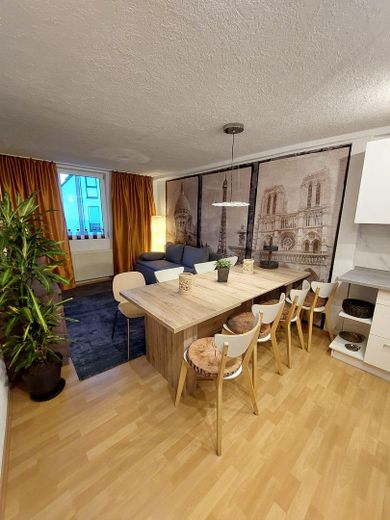 Küche und Wohnzimmer