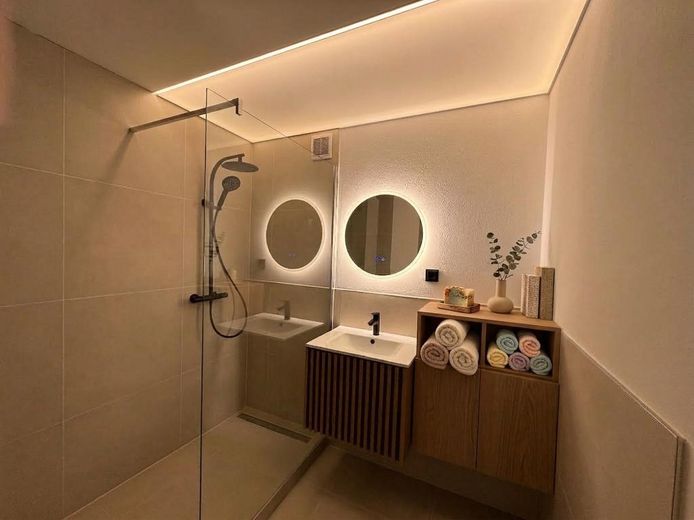 Hochwertig kernsanierte 3-Zimmer-Wohnung mit Loggia und Stellplatz in Nürnberg-Zabo – Badezimmer (KI-generiert)