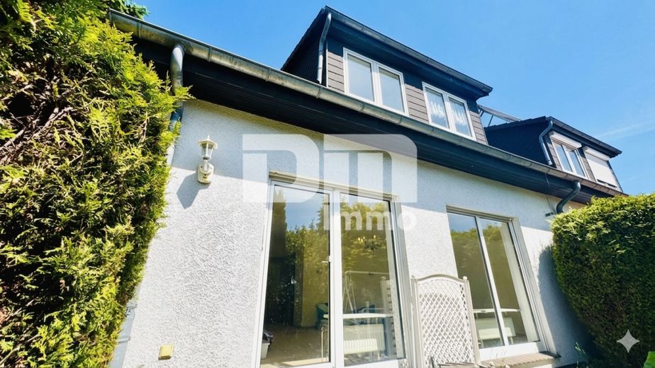 Charmantes Wohnglück - Ihr neues Zuhause mit Carport / Terrasse und großem Gartenbereich – Rückansicht