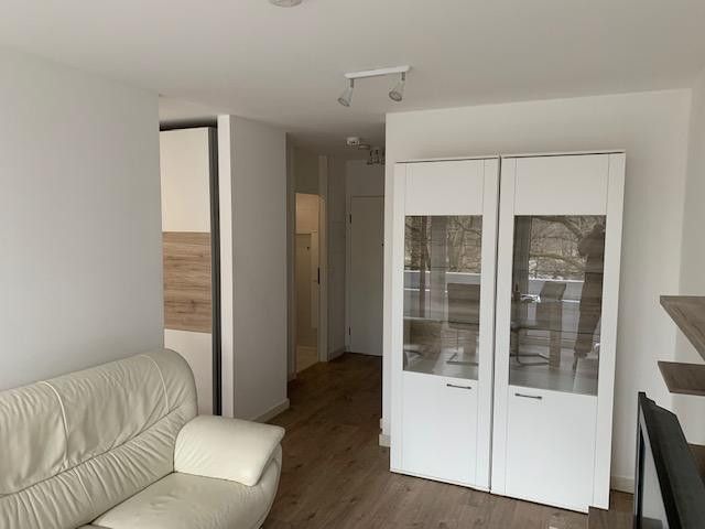 Schöner Wohnen, provisionsfreie/möblierte 1,5 Z-Whg.,2.OG, Lift, TG, 10 Min. U3, 5 % Rendite möglich – Wohnbereich