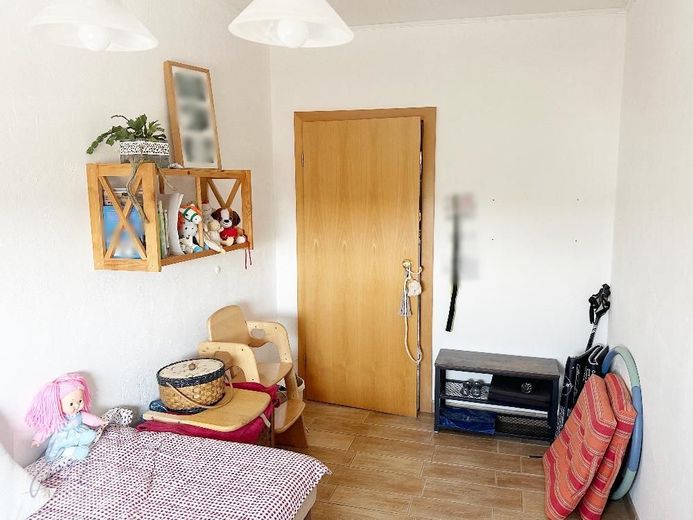 ***AB SOFORT ZU VERKAUFEN --SEHR GEPFLEGTE 3-RAUMWOHNUNG--*** mit Tageslichtbad und Dusche in einer sehr gepflegter Wohneigentumsanlage – Kinderzimmer mit Blick Richtung Flurbereich (Verkauf ohne Inventar)