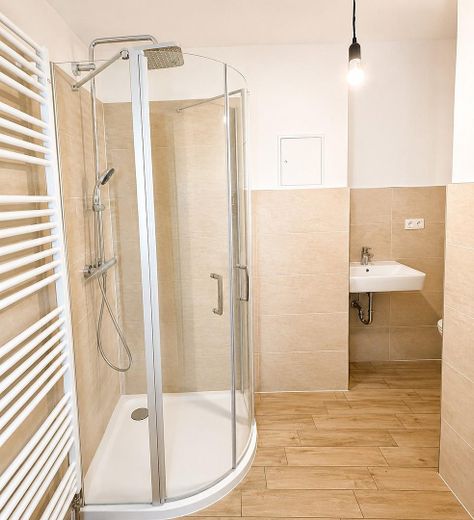 2-Raum-Altbauwohnung mit eigenem Garten & Terrasse, EBK, WG-geeignet – Weimar Altstadt – Badezimmer